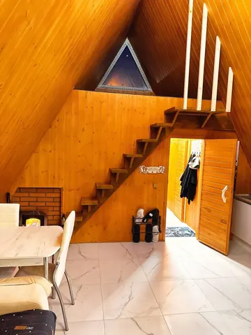 Баня A-Frame внутри: зона отдыха, лестница на второй уровень