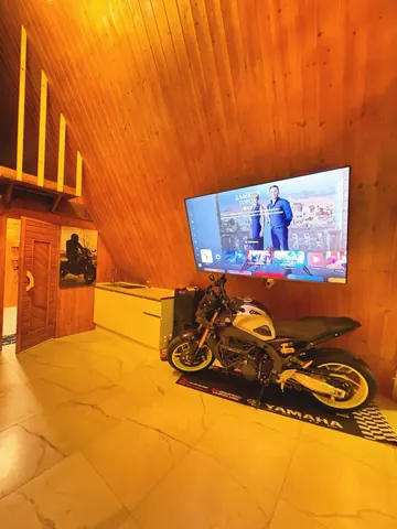 Комната отдыха в бане A-Frame, стены из вагонки