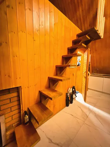 Лестница на второй уровень в бане A-Frame