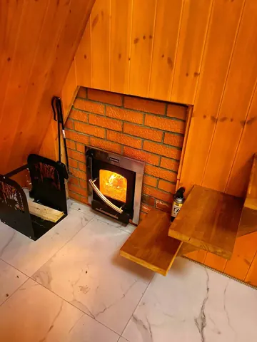 Топка печи в кирпичном портале в бане A-Frame