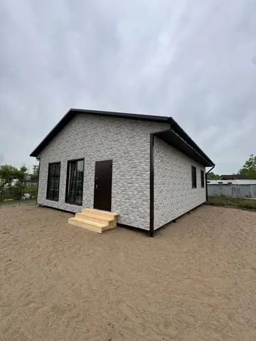 Каркасный дом 100 м²: вход с деревянным крыльцом