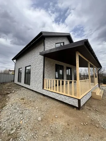 Каркасный дом 140 м² в два этажа — вид сбоку на террасу