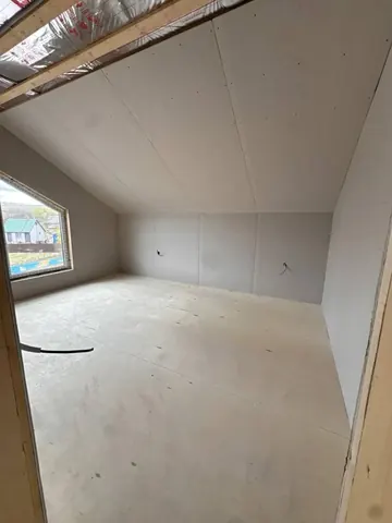 Комната второго этажа дома 140 м² со скошенным потолком
