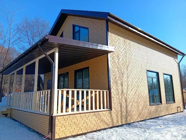 Терраса 24 м² с белым ограждением у дома 160 м²