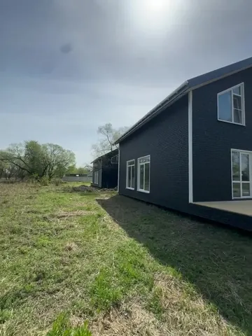 Видеообзор двухэтажного дома 180 м² с открытой террасой