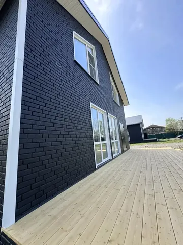 Открытая терраса из доски вдоль дома 180 м²