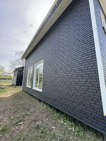 Боковой фасад дома 180 м² под кирпич с белыми окнами