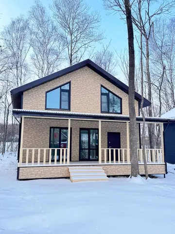 Двухэтажный каркасный дом 180 м² с крытой террасой, зима