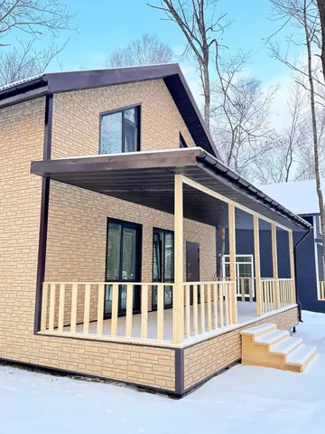 Крытая терраса со ступенями у дома 180 м²