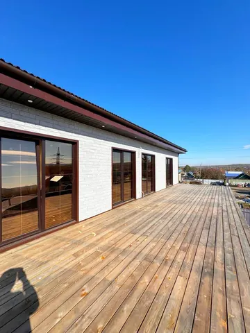 Терраса из лиственной доски вдоль дома 350 м²