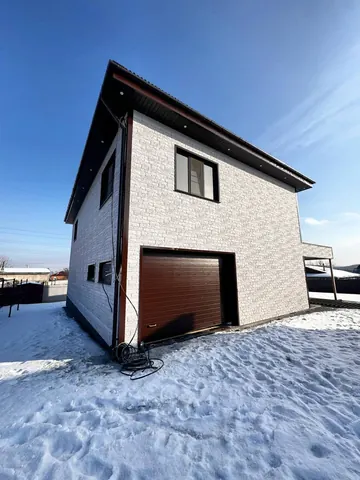 Встроенный гараж с секционными воротами в доме 350 м²