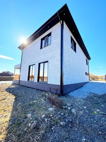Дом 350 м² со светлым фасадом, вид с угла